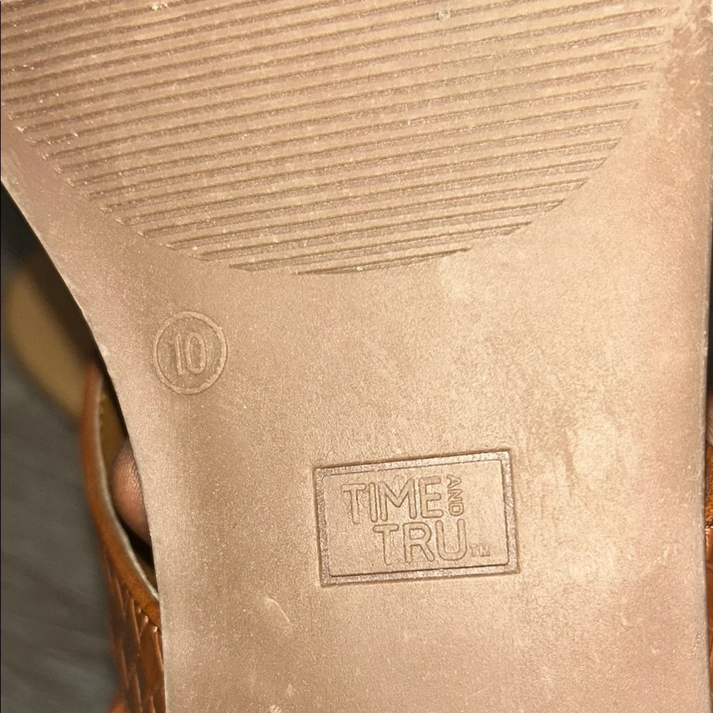 🦋Time and Tru Brown Tan Quilted Sandals 5/25$ - Picture 7 of 9